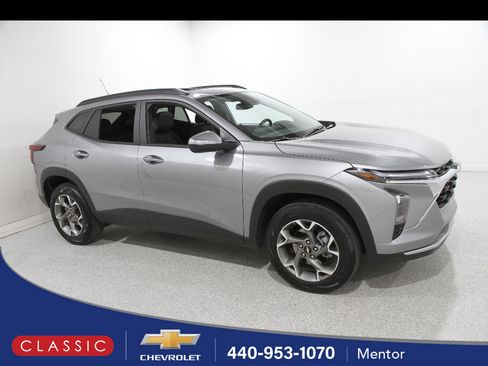 Certified 2025 Chevrolet Trax LT w/ Sunroof Package FWD image 1