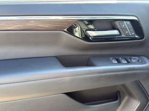 Used 2025 Chevrolet Tahoe LT RWD image 9