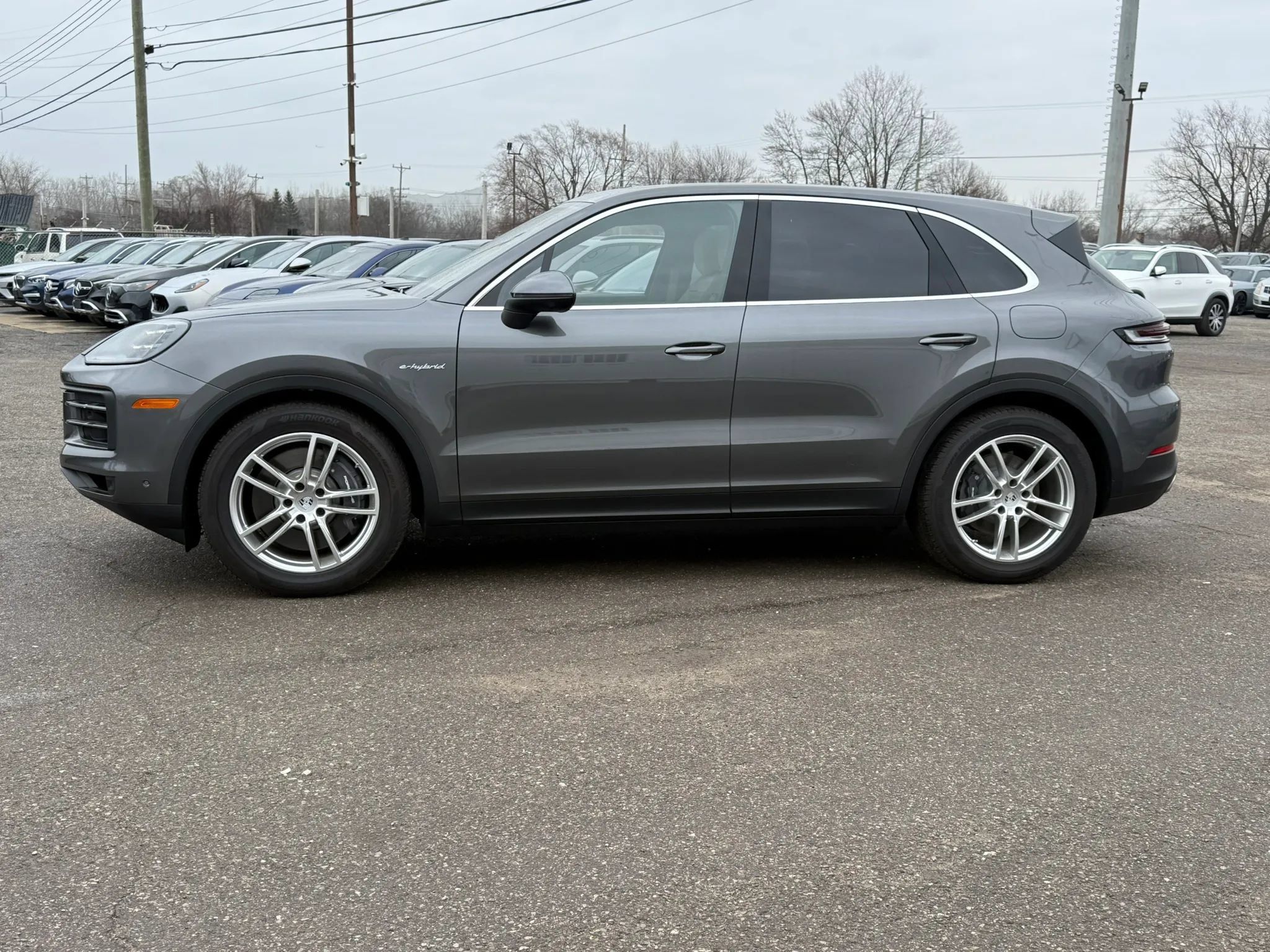 Used 2025 Porsche Cayenne E-Hybrid w/ Premium Package Plus AWD/4WD image 4