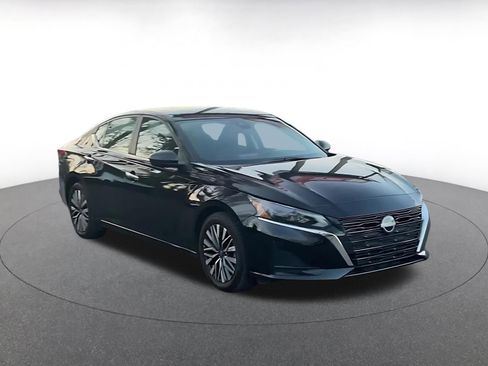 Used 2025 Nissan Altima 2.5 SV image 3