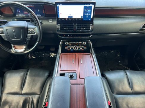 Used 2023 Lincoln Navigator Reserve image 3