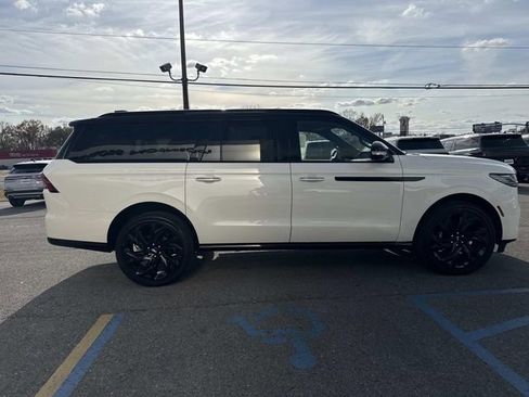 New 2026 Lincoln Navigator L Black Label AWD/4WD image 3