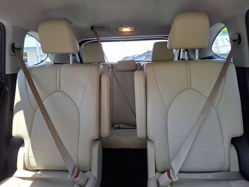 Used 2021 Toyota Highlander XLE AWD/4WD image 19