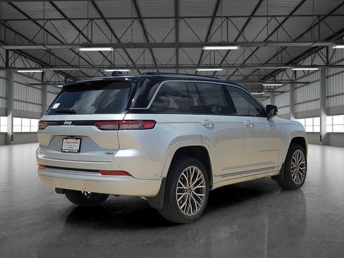 New 2026 Jeep Grand Cherokee Summit w/ MOPAR Finishing Package AWD/4WD image 4