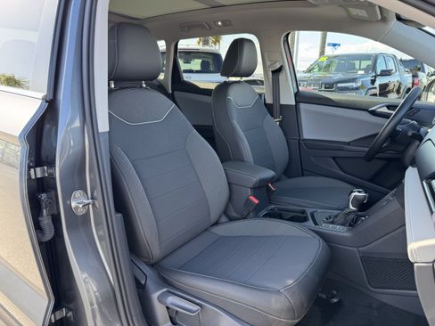 Used 2024 Volkswagen Taos SE w/ Panoramic Sunroof Package FWD image 36