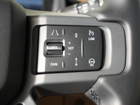 Used 2025 Land Rover Defender 130 X-Dynamic SE image 26