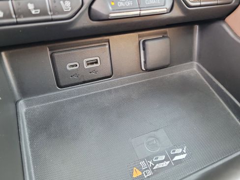 Used 2023 Chevrolet Suburban High Country image 35