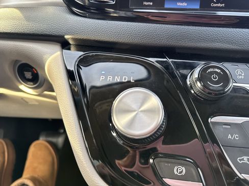 Used 2023 Chrysler Pacifica Touring-L image 19