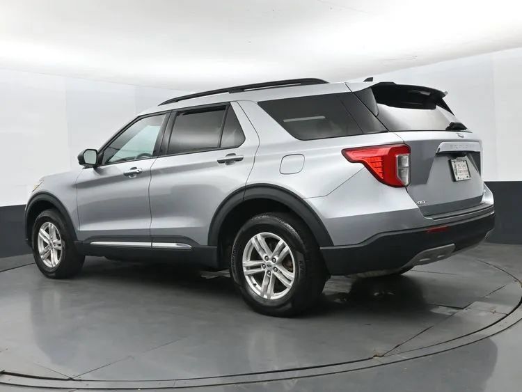 Used 2023 Ford Explorer XLT w/ Equipment Group 202A AWD/4WD image 9