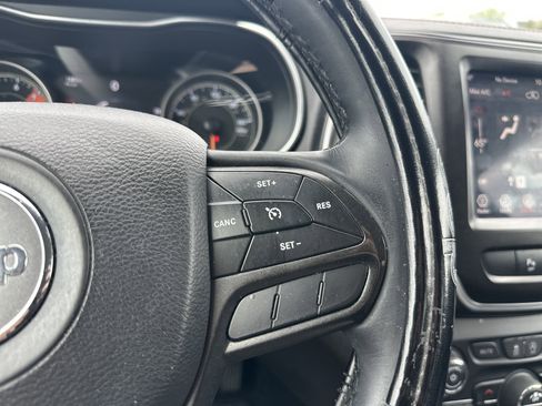 Used 2019 Jeep Cherokee Trailhawk w/ Comfort/Convenience Group AWD/4WD image 21