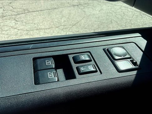 Used 2010 Nissan Titan SE w/ SE Value Truck Pkg image 33