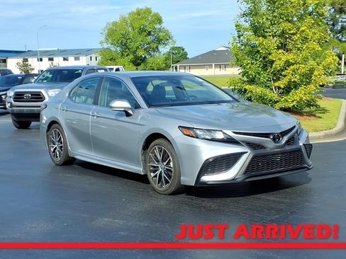 Used 2024 Toyota Camry SE FWD image 1