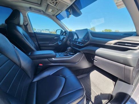 Used 2025 Toyota Highlander XLE image 21