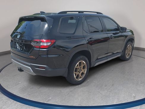 Used 2024 Honda Pilot TrailSport image 5