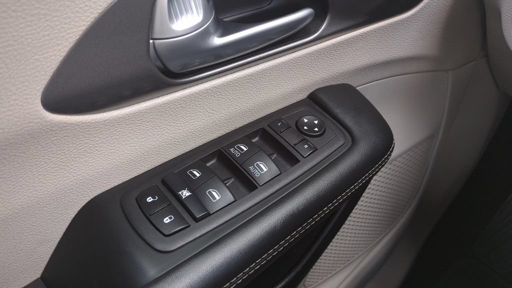 Used 2024 Chrysler Pacifica Touring-L FWD image 17
