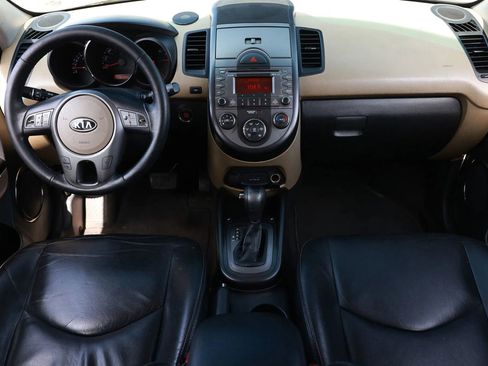Used 2011 Kia Soul ! image 2