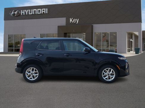 Used 2022 Kia Soul LX w/ Technology Package FWD image 3