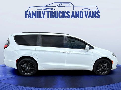 Used 2022 Chrysler Pacifica Touring-L w/ Uconnect Theater Family Group AWD/4WD image 6