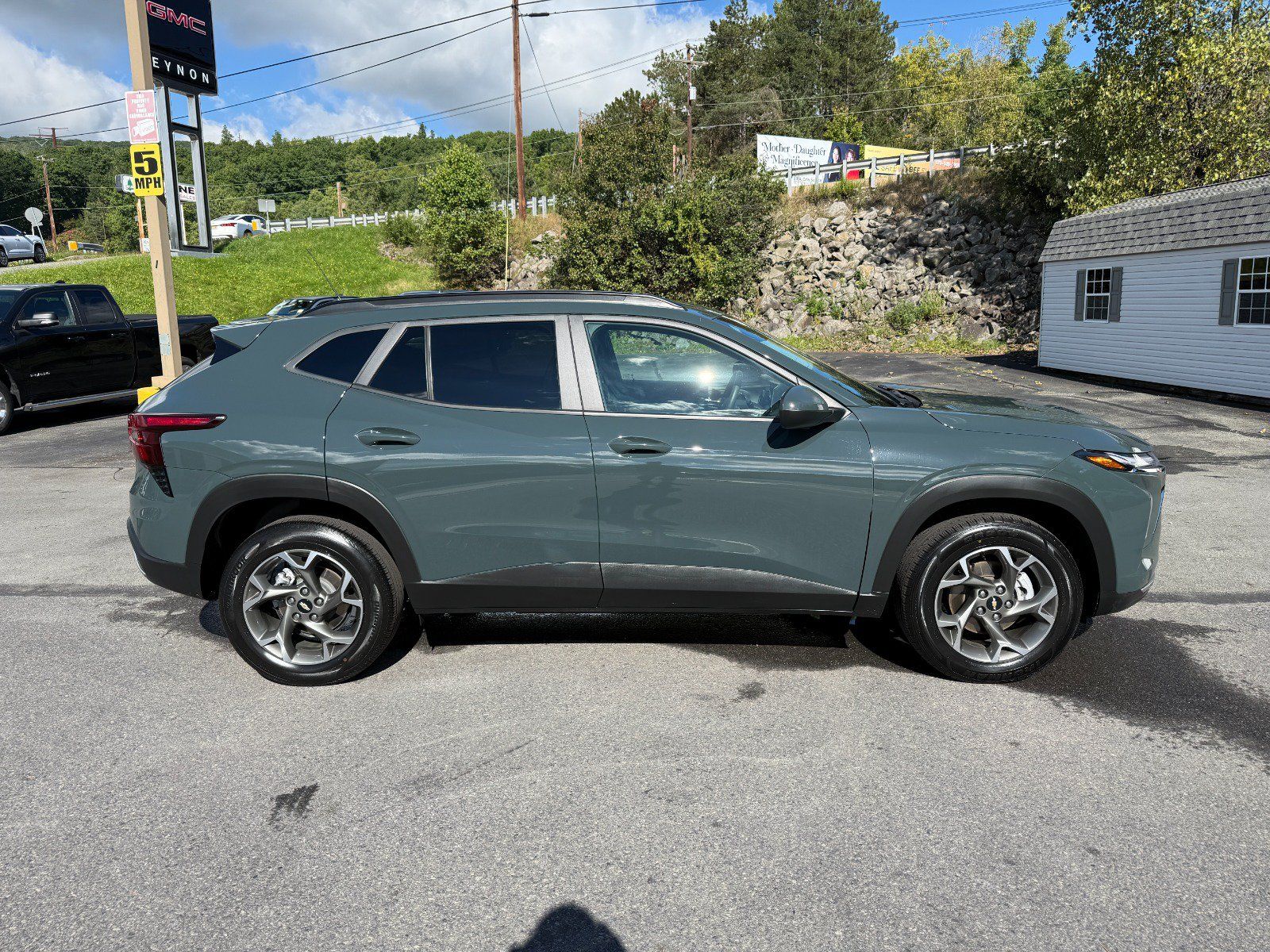 Used 2025 Chevrolet Trax LT FWD image 6