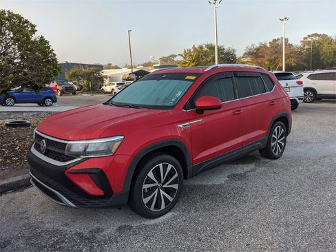 Certified 2022 Volkswagen Taos SE image 2