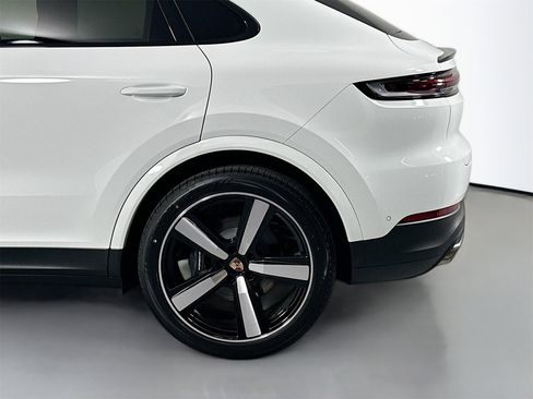 Certified 2025 Porsche Cayenne Coupe image 12