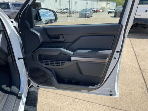 Used 2025 Toyota 4Runner SR5 AWD/4WD image 19
