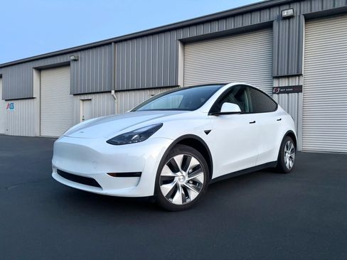 Used 2022 Tesla Model Y Long Range image 5