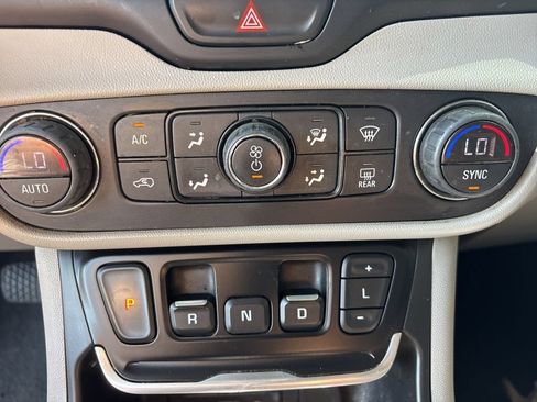 Used 2020 GMC Terrain SLT w/ Preferred Package AWD/4WD image 19