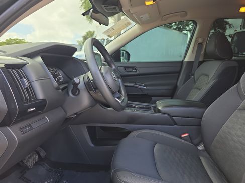Used 2024 Nissan Pathfinder S image 21