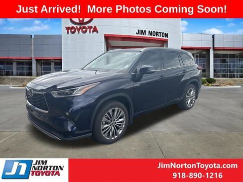 Used 2021 Toyota Highlander Platinum image 2