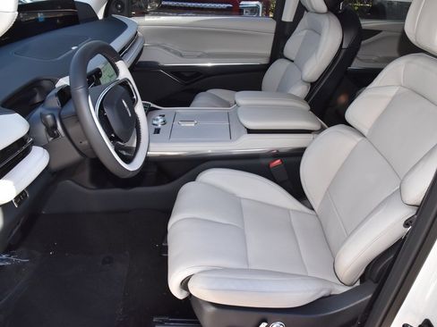 New 2025 Lincoln Navigator L Reserve image 13