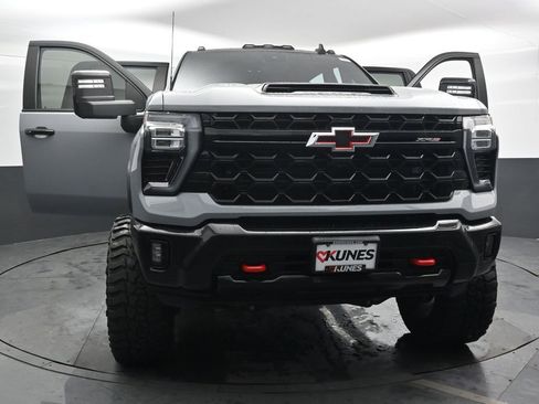Used 2024 Chevrolet Silverado 2500 ZR2 w/ Technology Package image 52