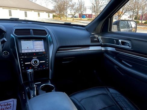 Used 2017 Ford Explorer Platinum image 32