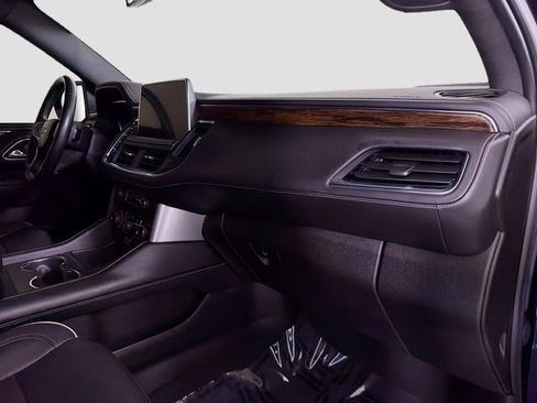 Used 2023 Chevrolet Suburban Premier image 32