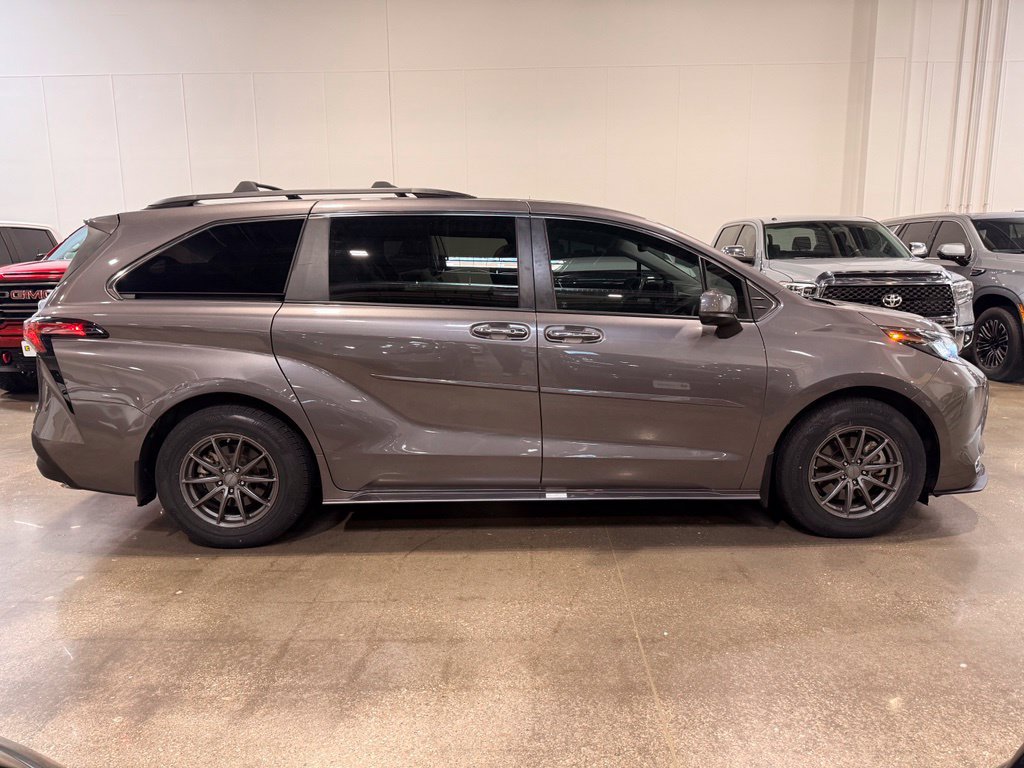 Used 2022 Toyota Sienna XLE FWD image 4