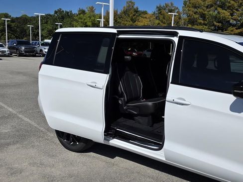 New 2026 Chrysler Pacifica Limited w/ Uconnect Theater Family Group AWD/4WD image 18