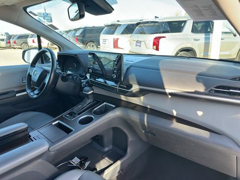 Used 2024 Toyota Sienna XLE image 29