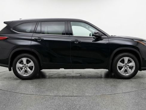 Used 2025 Toyota Highlander LE FWD image 11