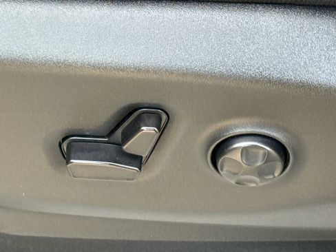 Used 2023 Chrysler Voyager LX image 21