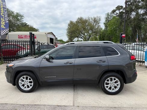 Used 2017 Jeep Cherokee Latitude w/ Comfort & Sound Group FWD image 10