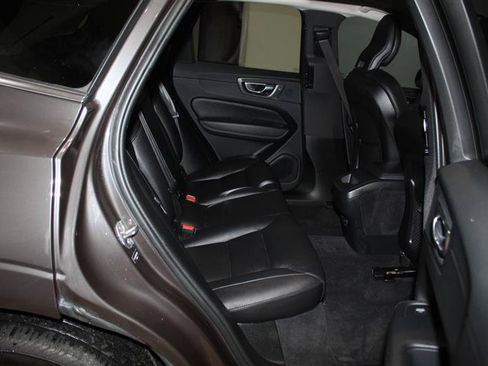 Used 2022 Volvo XC60 B5 Momentum w/ Protection Package Premier FWD image 28