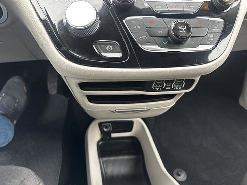 Used 2022 Chrysler Voyager LX image 14