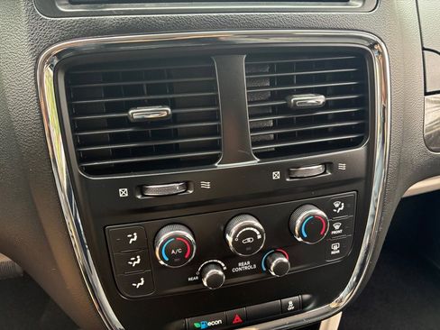 Used 2019 Dodge Grand Caravan SE FWD image 34