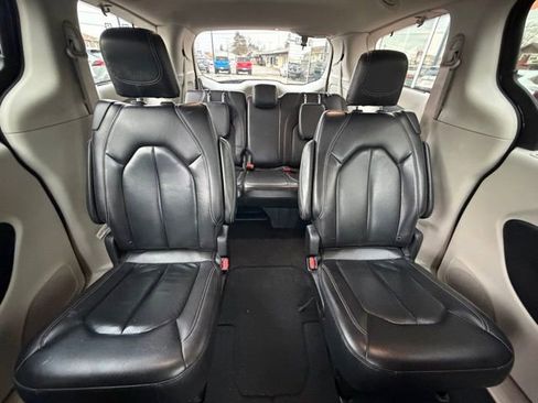 Used 2022 Chrysler Pacifica Touring-L FWD image 17