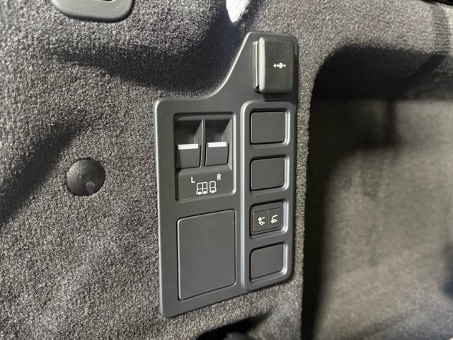 Used 2026 Land Rover Discovery S AWD/4WD image 19
