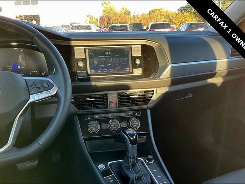 Used 2024 Volkswagen Jetta SE image 9