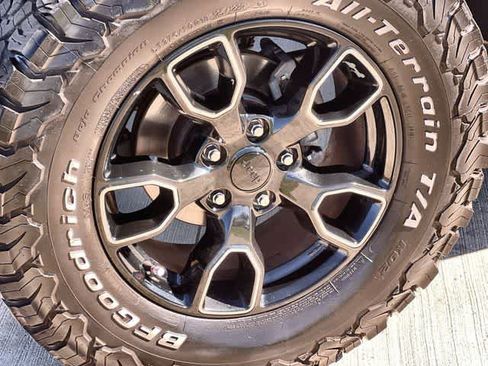 Used 2018 Jeep Wrangler Unlimited Sahara w/ Connectivity Group image 9