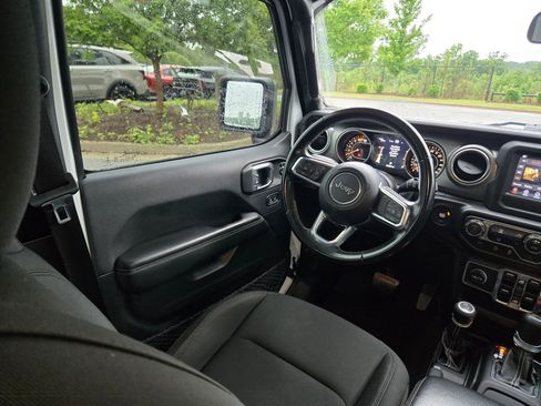 Used 2021 Jeep Wrangler Unlimited Sahara AWD/4WD image 9
