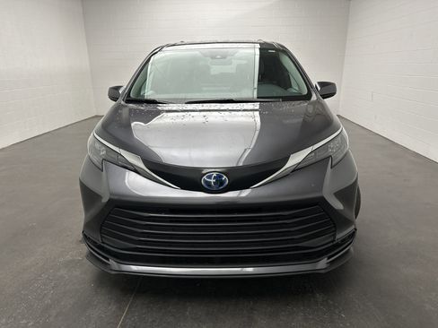 Used 2025 Toyota Sienna LE image 3