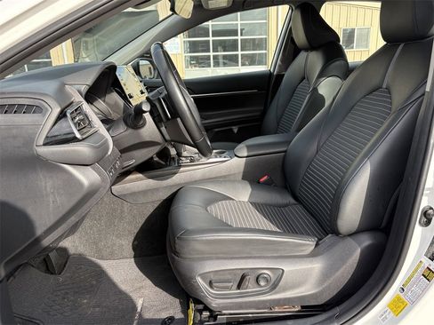 Used 2022 Toyota Camry SE image 12